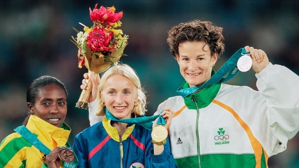 Gabriela Szabo of Romania showing her gold medal with Sonia O'Sullivan at the Olympics