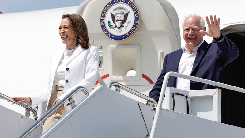 Kamala Harris y Tim Walz descienden del Air Force Two en Eau Claire, Wisconsin, hoy temprano