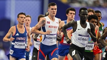 Paris 2024: Jakob Ingebrigtsen wins 5000m