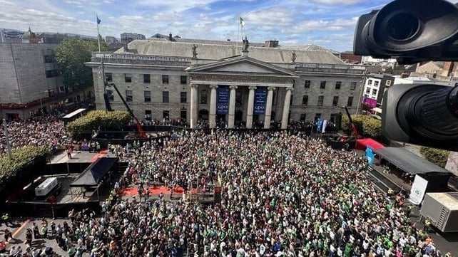 Radharc den slua a bailíodh taobh amuigh den GPO ar Shráid Uí Chonaill