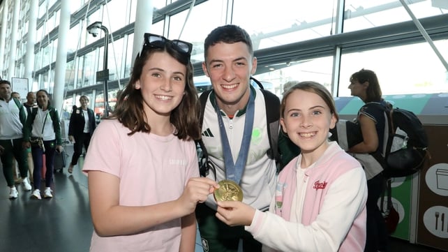 Aoife Cullen, 11 bliain d’aois, agus Sophie Cullen, 9 mbliana d’aois, as Dún na nGall le Rhys McClenaghan (Pic: RollingNews.ie)