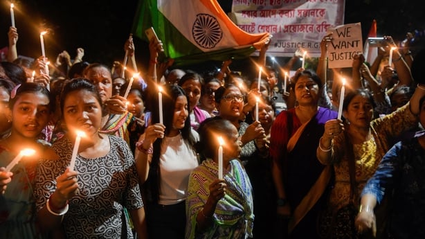 Mná ag glacadh páirte i bhfaireachán ‘fágtha ar ais ar an oíche’ i Kolkata inné 