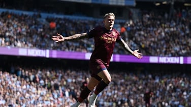 Ipswich's Irish as Szmodics scores and O'Shea signs