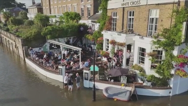 High tides won't stop London pub from serving pints