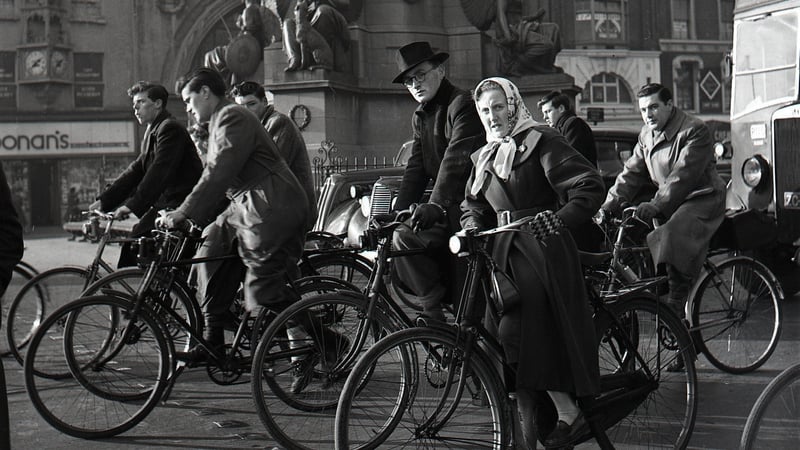Dublin by bike in 1952. Photo: George Pickow/Digital Collections University of Galway Library.