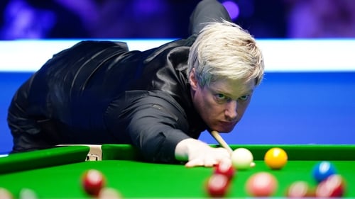 Neil Robertson edged out Graeme Dott in a seven-frame arm-wrestle