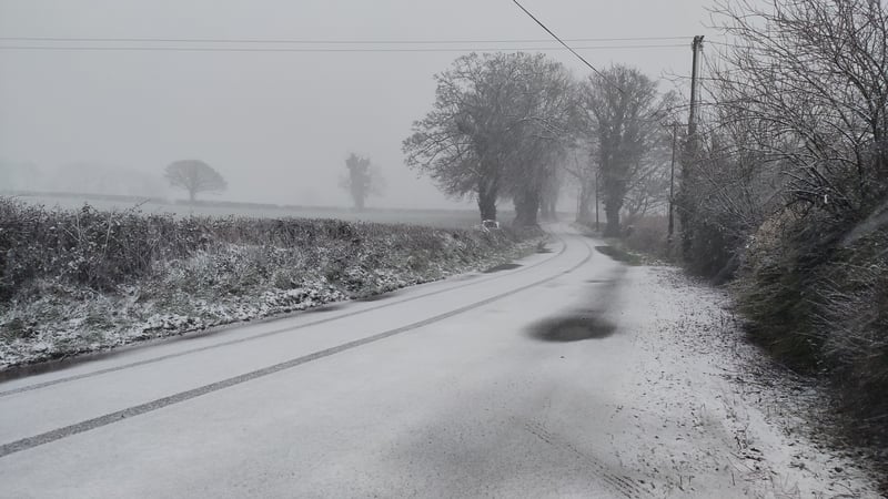 Sioc agus leac oighir geallta i móran gach áit sa tír anocht