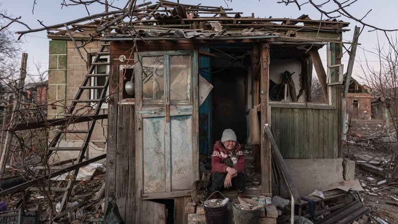 Bean taobh amuigh dá bhfuil fanta dá teachín i sráidbhaile Kostiantynivka in Oblast Donetsk tar éis d'fhórsaí na Rúise an áit a bhuamáil, 19 Samhain 2024