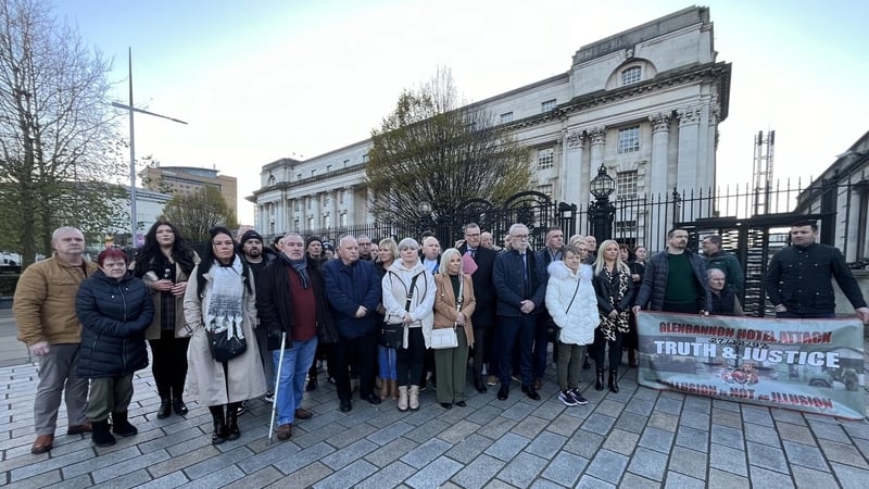 Taobh amuigh den Ard-Chúirt i mBéal Feirste inniu, bhailigh teaghlaigh dhaoine ar dhúnmharaigh dílseoirí iad