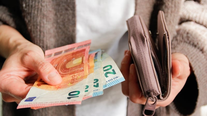 Budget to lead to 1.3% drop in disposable incomes - ESRI Budget to lead to 1.3% drop in disposable incomes - ESRI