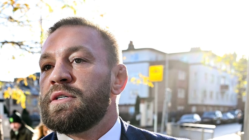 An comhraiceoir ealaíon measctha Conor McGregor