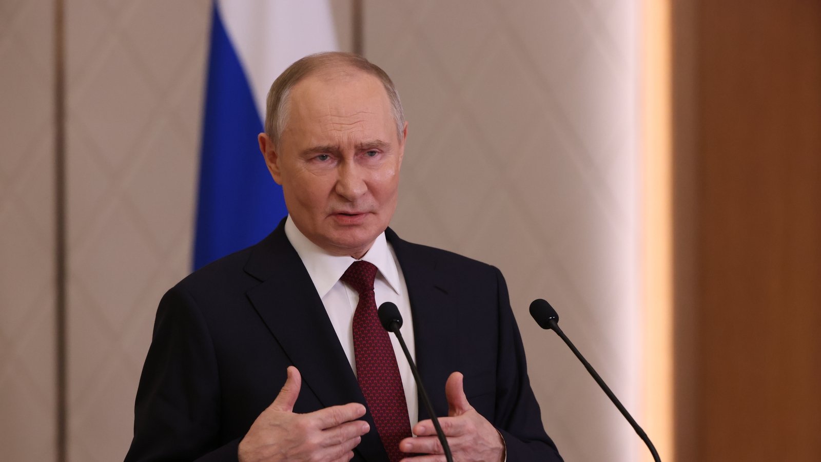 Putin threatens Ukraine with new hypersonic missile