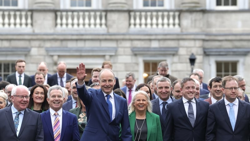 Fianna Fáil lasmuigh de Theach Laighean i Nollaig 2024