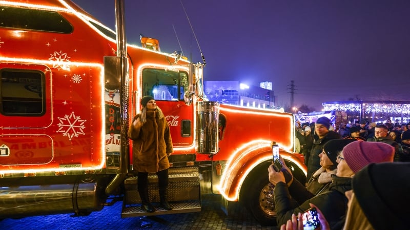 Tara Ní Loinsigh & Bairbre Uí Loinsigh ó choiste Seó Bóthair ‘Spiddal Light-Up Vehicle Run’.
