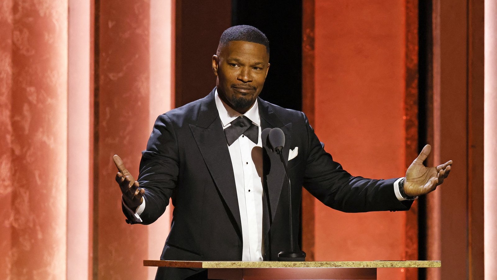 Jamie Foxx gets stitches after restaurant altercation