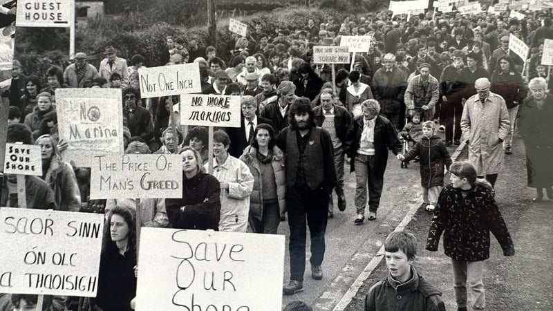 Agóid in aghaidh pleananna chun muiríne a thógáil sa Daingean i dtús na nóchaidí