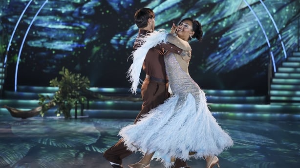 Yasmin‍ Seky and Simone Arena performing ⁣a foxtrot