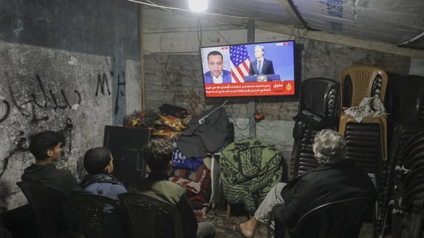 Israeli⁢ demonstrators embrace as news of ⁢the truce breaks