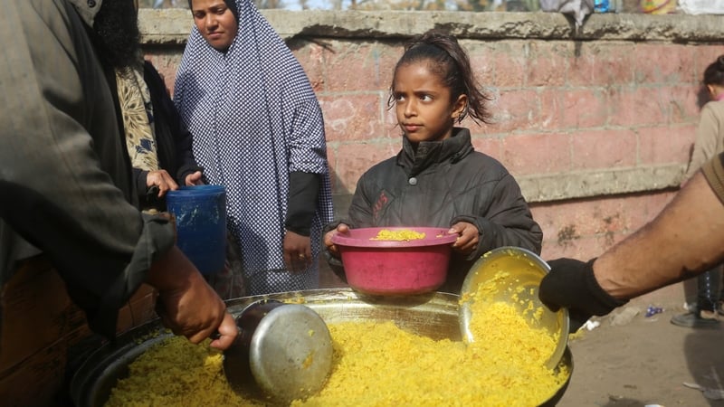 Min bhuí á ciondáil ar Phalaistínigh in Deir al-Balah, Gaza, 17 Eanáir 2025