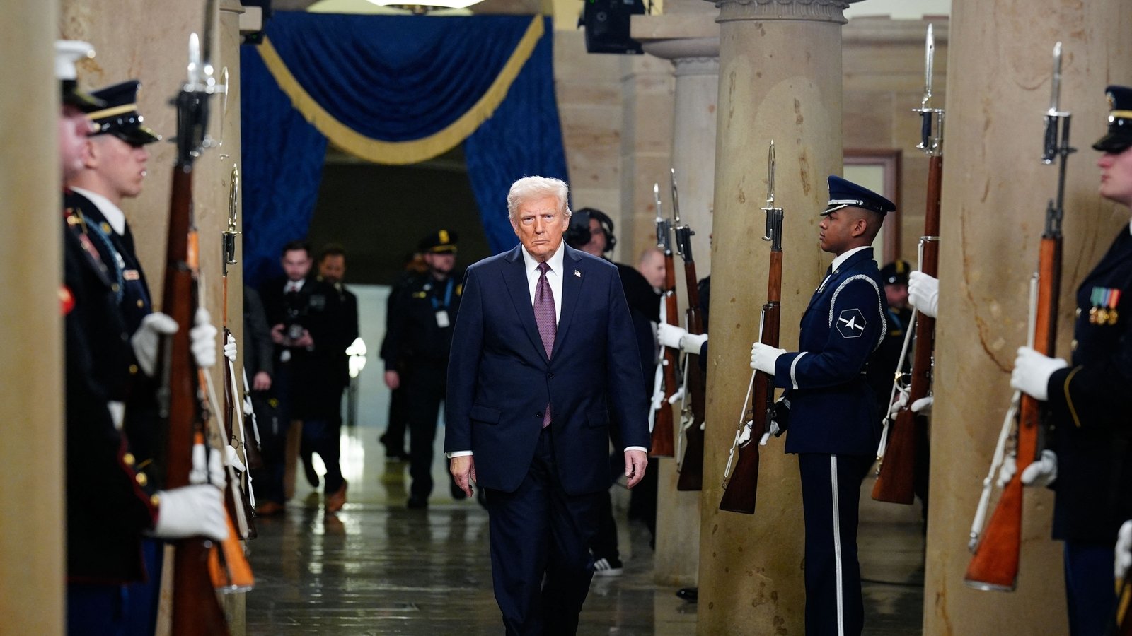 Confident картинка. Confident flashcard. Неуверенный в себе человек. Красивые жесты для мужчин. Уверенность в себе картинки.