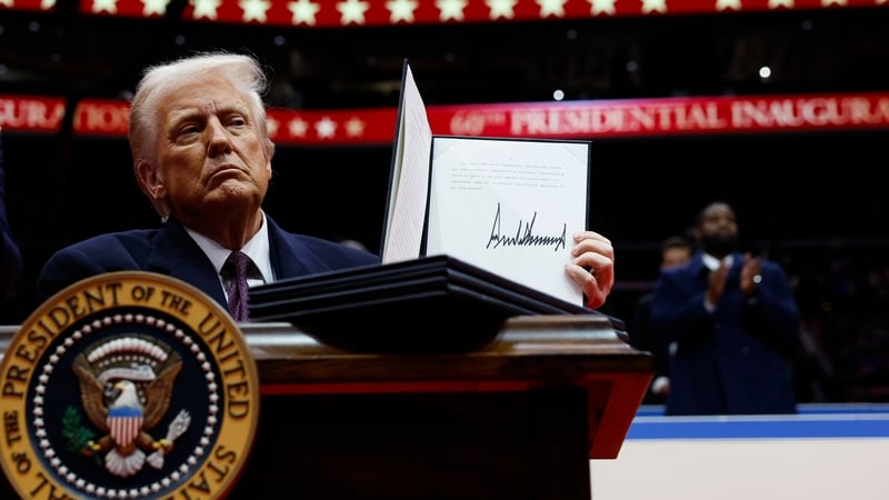 Trump signs orders in front of crowd after inauguration