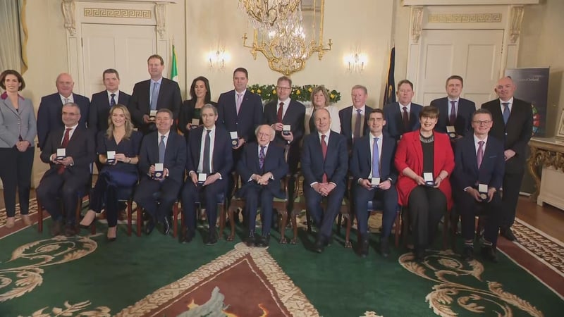 Fótasheisiún: an Chomhaireacht nua in Áras an Uachtaráin tráthnóna