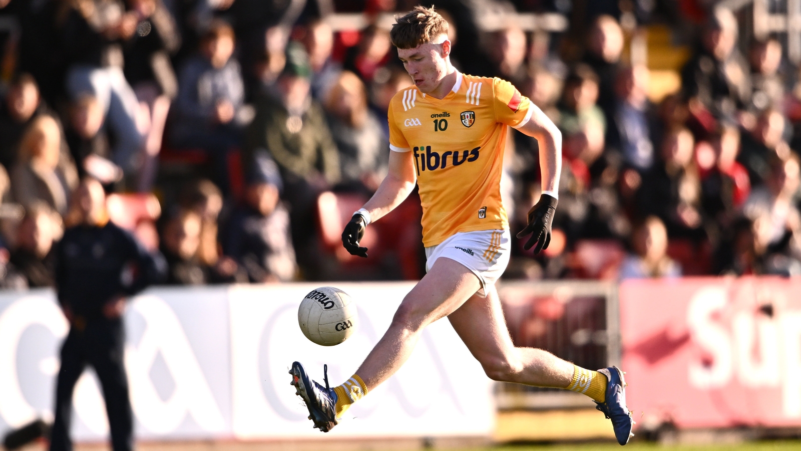 Saffrons see off Banner in squally conditions