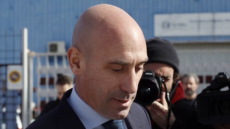 Luis Rubiales taobh amuigh den chúirt i Maidrid