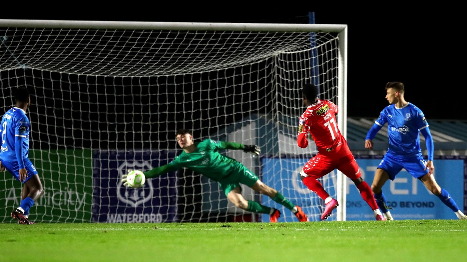 Odubeko strikes as Shelbourne sink 10-man Waterford