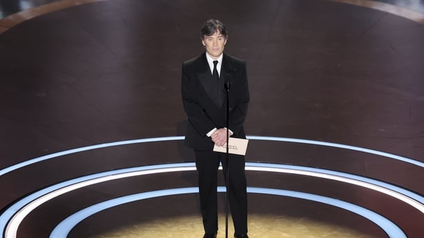 cillian murphy presents oscar award