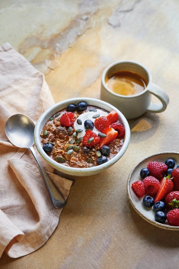 Overnight protein porridge with cinnamon, turmeric and cacao