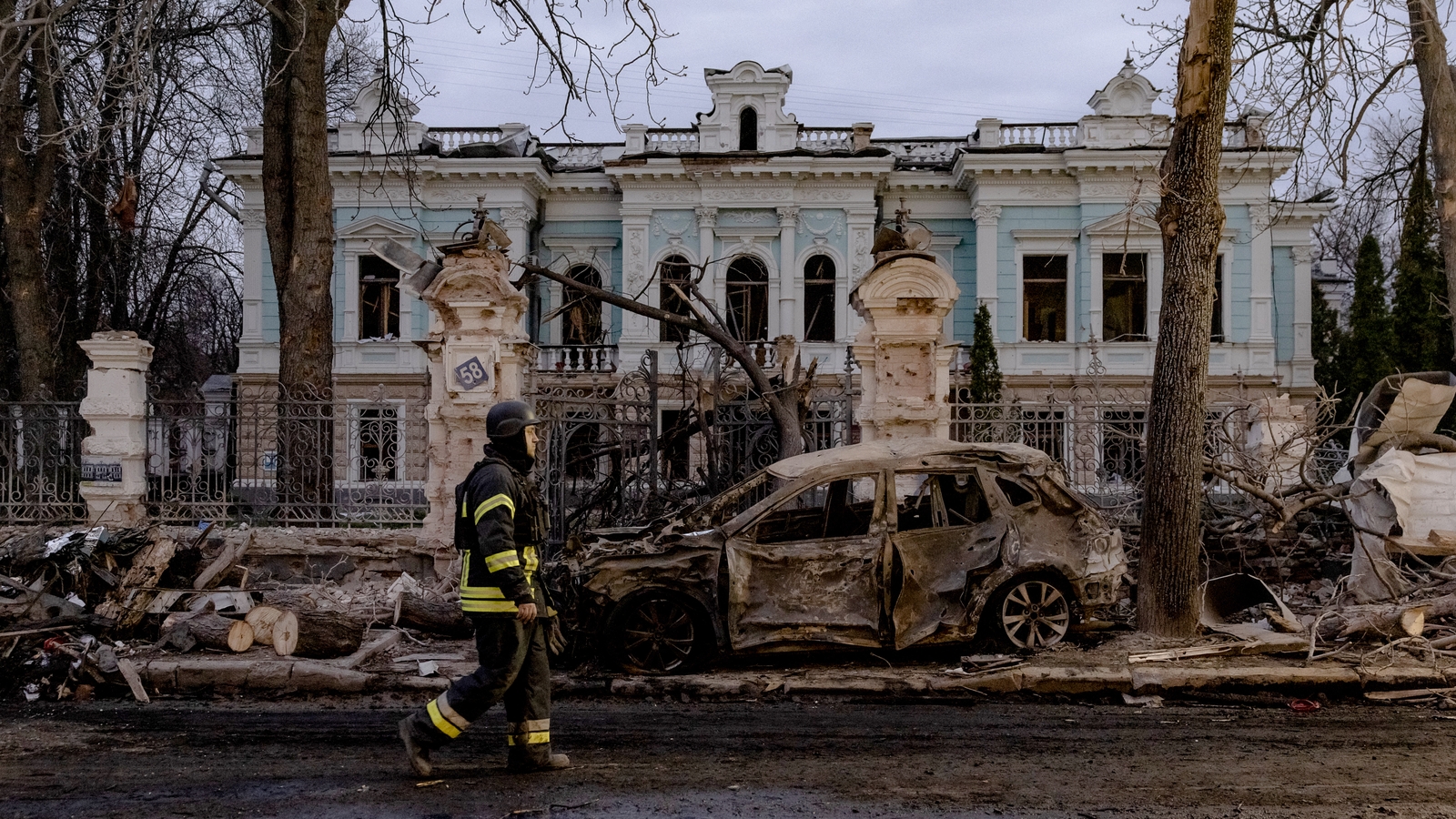 Trump urged to see Ukraine war devastation - Zelensky