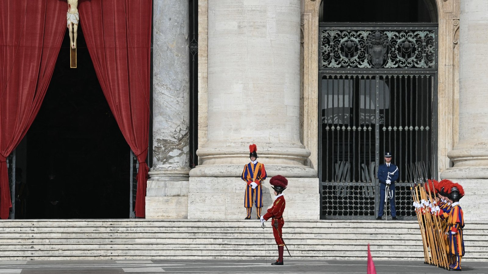 Procession to bring Pope's coffin to basilica under way