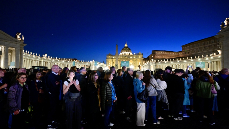 Crowds gather to pay respect to Pope Francis