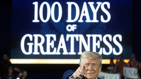 Comóradh déanta ag Donald Trump ar a chéad 100 lá in oifig le slógadh i Michigan