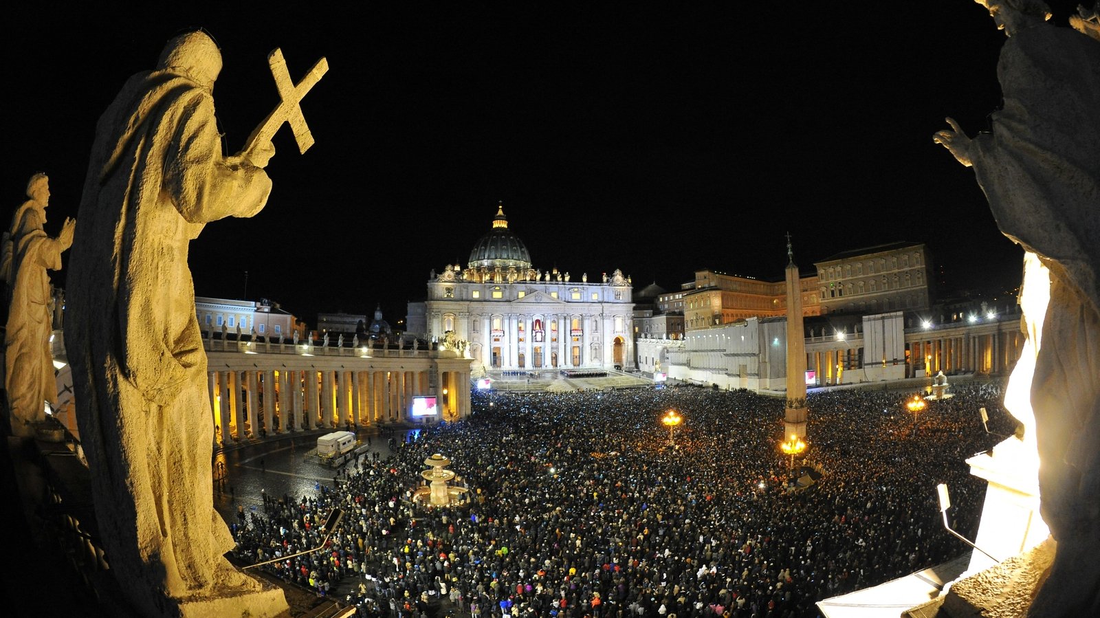 Image - Crowds in St Peter's Square on the night Pope Francis first appeared on the balcony