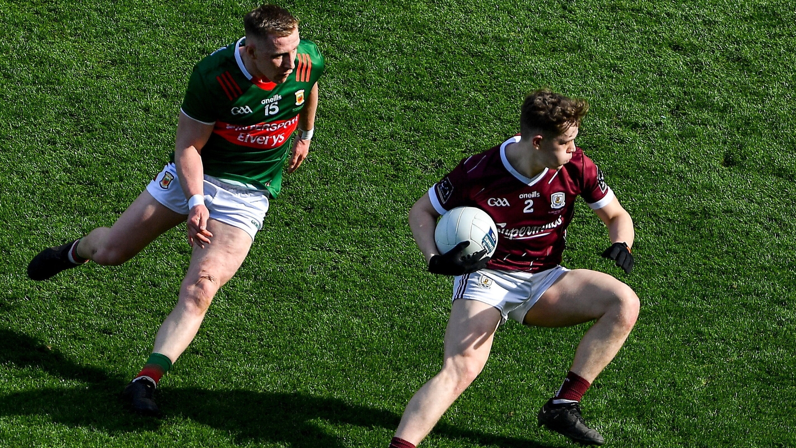 Image - Johnny McGrath gets away from the clutches of Ryan O'Donoghue in the 2023 Division 1 final