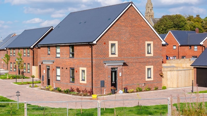 Tús Áite: Tithíochta