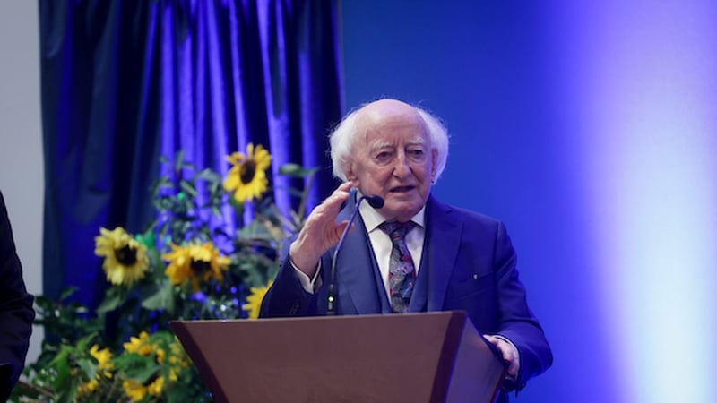 Donncha Ó hÉallaithe, Aifric Ní Scolaí, Áine Bairéad, Caitlín Ní Chatháin.