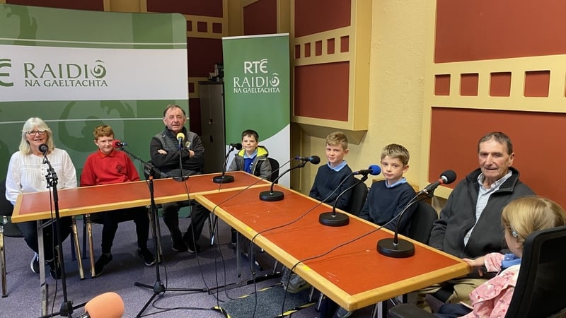 John Ó Cualáin, Rose Uí Bhraonáin, Colm Ó Mainín, seanthuismitheoirí agus a ngarchlann.