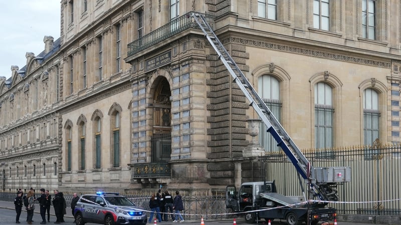 French police hunt Louvre jewel thieves