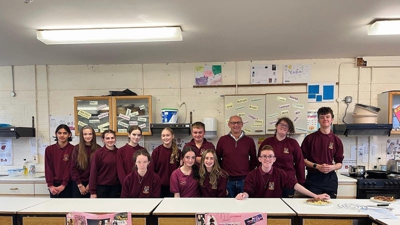 Emily Ní Ghiobúin, múinteoir & scoláirí Choláiste Cholmcille Indreabhán. Emily Ní Ghiobúin, múinteoir & scoláirí Choláiste Cholmcille Indreabhán.