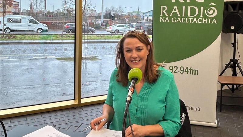 Barrscéalta beo ón Oireachtas i mBéal Feirste a láithriú ag Michelle Nic Grianna agus a léiriú ag Conor Ó Gallachóir agus Damien Ó Dónaill.