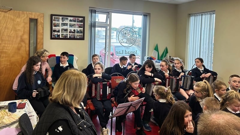 Cuid den dream  a bhí ag ócáid i Leitir Meallain inné d'insealbhú an Uachtaráin.