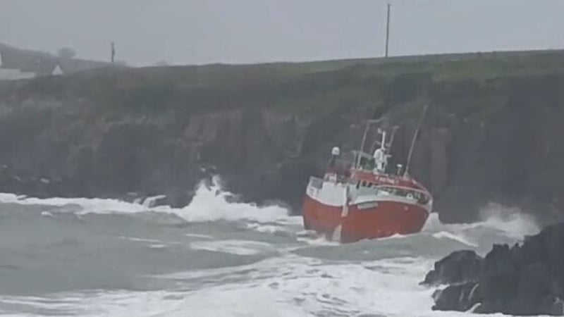 14 rescued as trawler runs aground off Daingean Uí Chúis 14 rescued as trawler runs aground off Daingean Uí Chúis